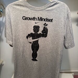 Nike. Men’s light gray T-shirt, size medium.